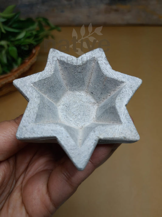 Steatite (or soapstone) hectogram candle holder